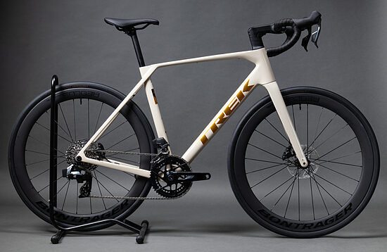 Trek Domane SL6 AXS Gen 5 2027 (M/L) full karbon országúti kerékpár 