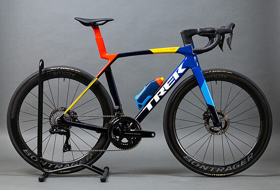 Trek Madone SLR 9 2026 Dura-Ace Di2 (M/L) full karbon országúti kerékpár 