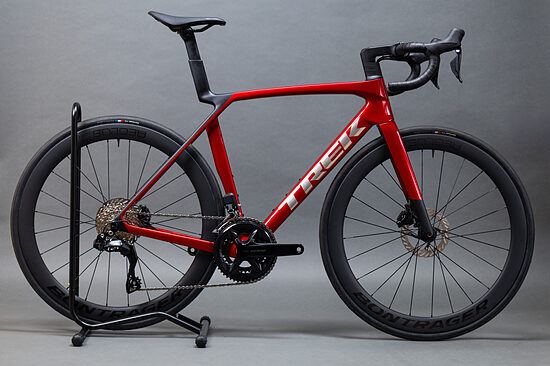 Trek Madone SL 6 Gen 8 (M/L) 2026/2027 Di2 full karbon országúti kerékpár 